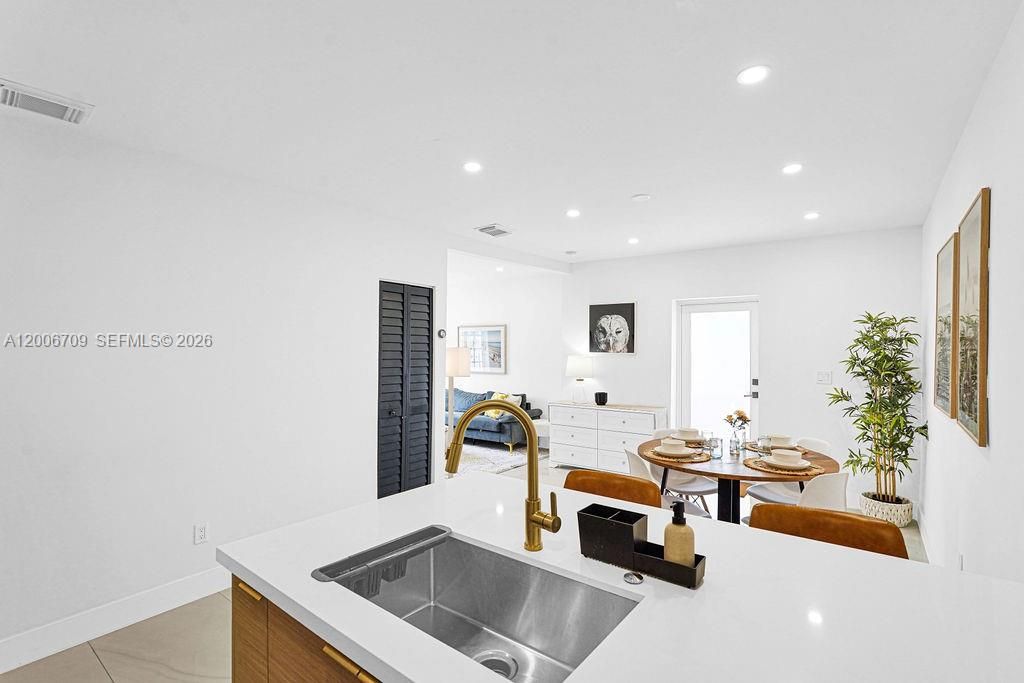 En Venta: $879,000 (3 camas, 2 baños, 1026 Pies cuadrados)