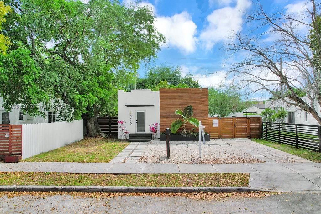 En Venta: $879,000 (3 camas, 2 baños, 1026 Pies cuadrados)