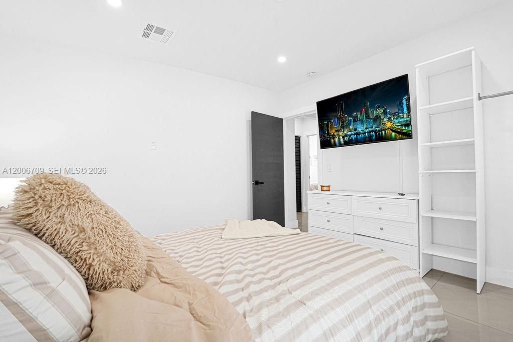 En Venta: $879,000 (3 camas, 2 baños, 1026 Pies cuadrados)