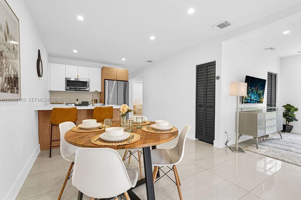 En Venta: $879,000 (3 camas, 2 baños, 1026 Pies cuadrados)