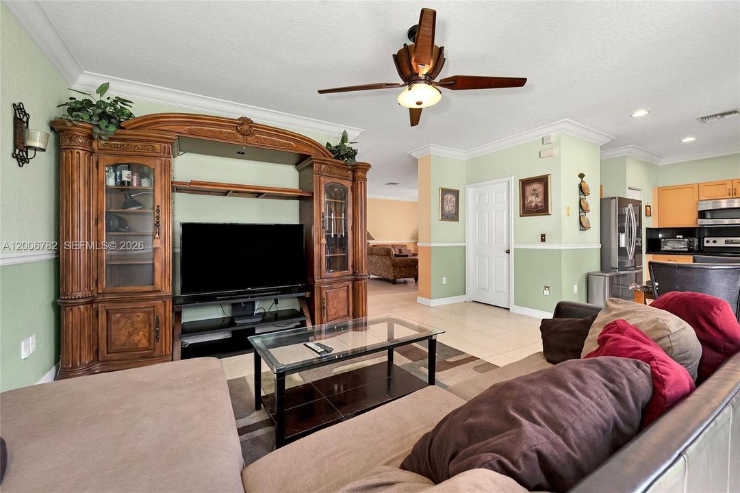 Activo con contrato: $469,999 (4 camas, 2 baños, 2047 Pies cuadrados)