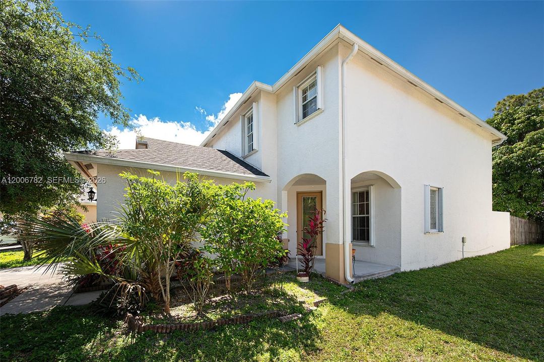 Activo con contrato: $469,999 (4 camas, 2 baños, 2047 Pies cuadrados)