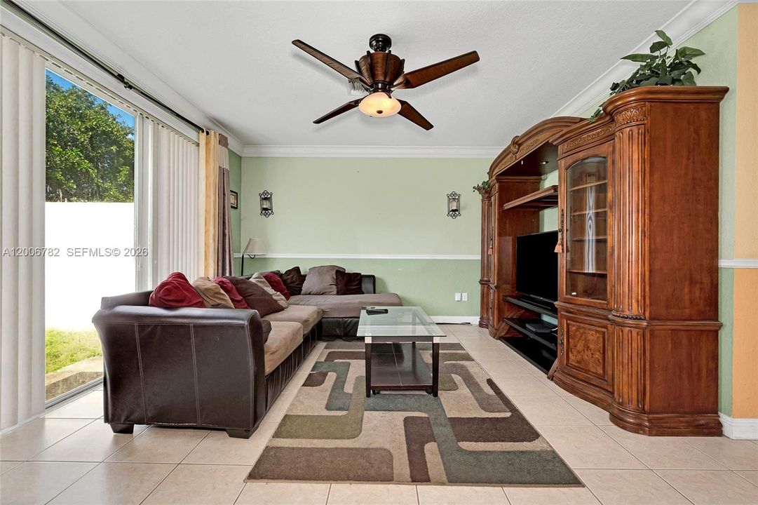 Activo con contrato: $469,999 (4 camas, 2 baños, 2047 Pies cuadrados)