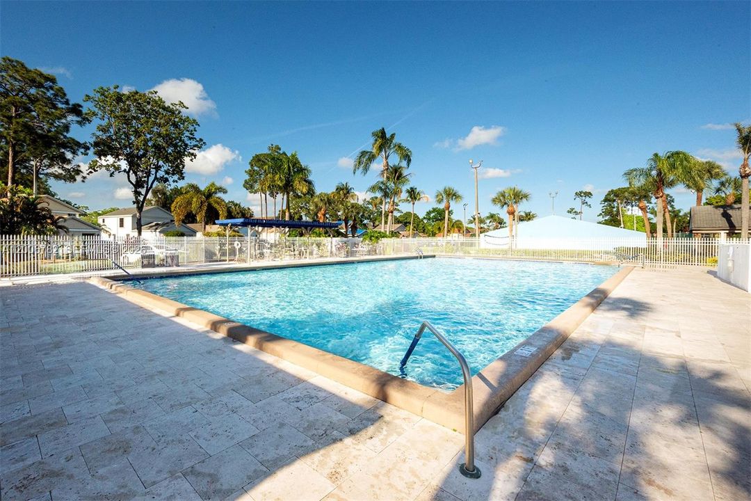 Activo con contrato: $469,999 (4 camas, 2 baños, 2047 Pies cuadrados)