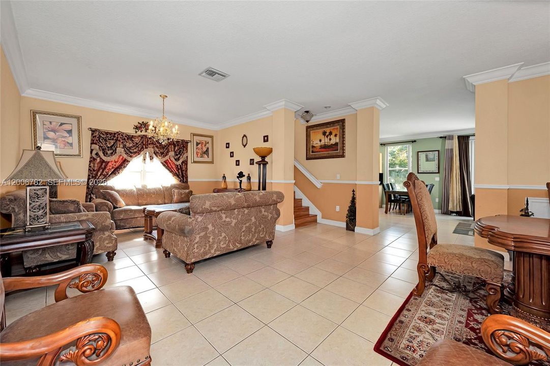 Activo con contrato: $469,999 (4 camas, 2 baños, 2047 Pies cuadrados)