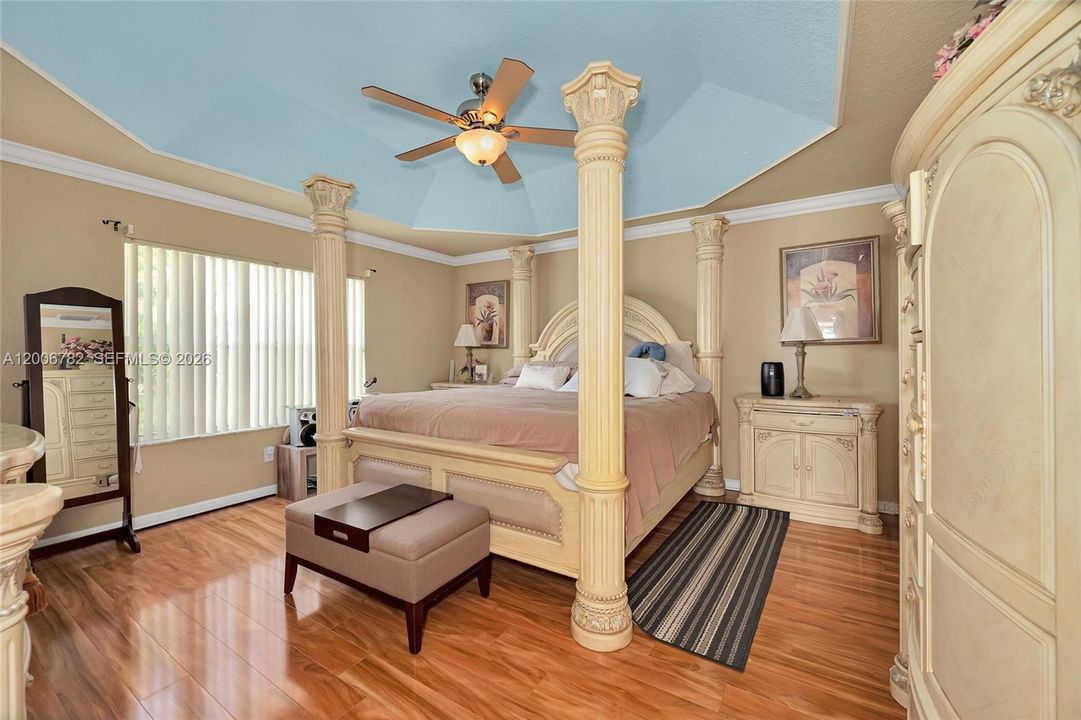 Activo con contrato: $469,999 (4 camas, 2 baños, 2047 Pies cuadrados)