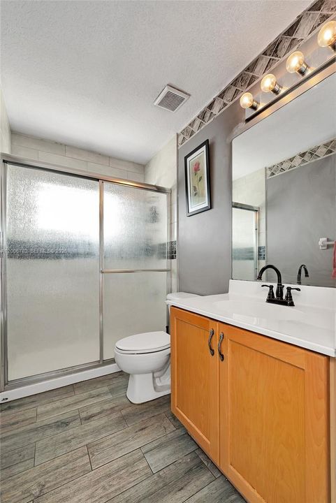 Activo con contrato: $469,999 (4 camas, 2 baños, 2047 Pies cuadrados)