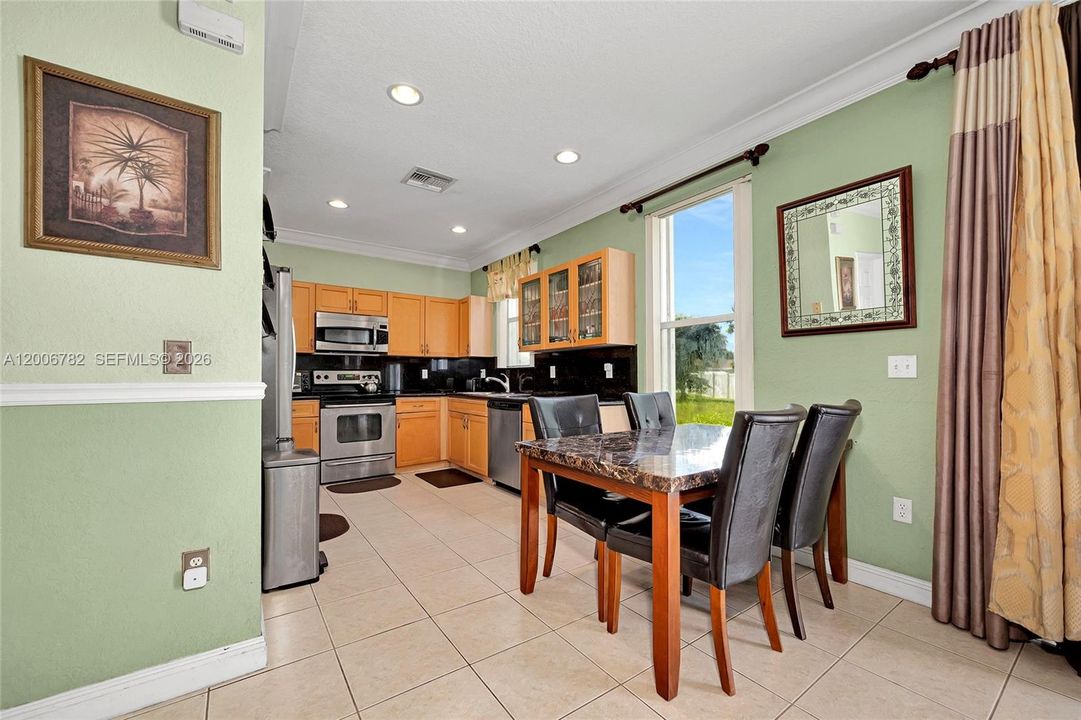Activo con contrato: $469,999 (4 camas, 2 baños, 2047 Pies cuadrados)