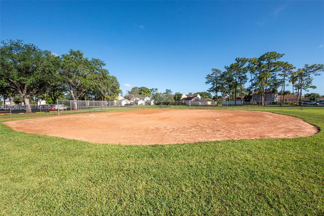 Activo con contrato: $469,999 (4 camas, 2 baños, 2047 Pies cuadrados)
