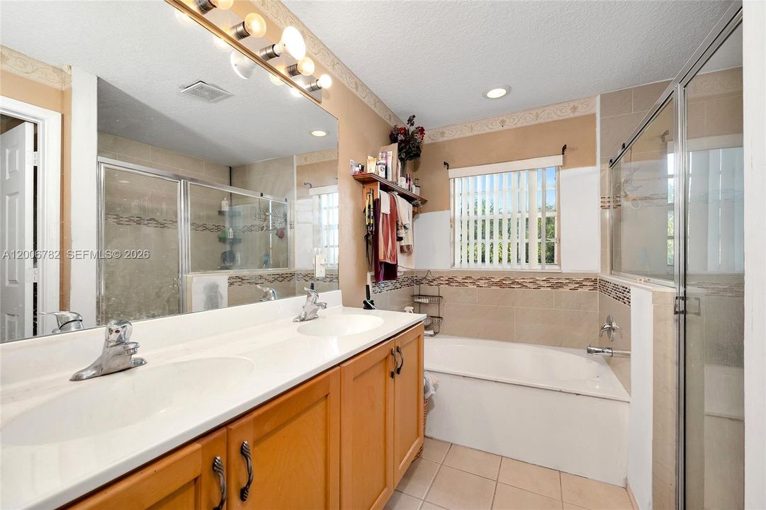 Activo con contrato: $469,999 (4 camas, 2 baños, 2047 Pies cuadrados)