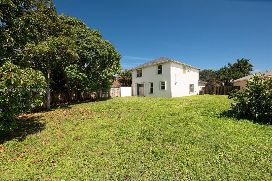 Activo con contrato: $469,999 (4 camas, 2 baños, 2047 Pies cuadrados)