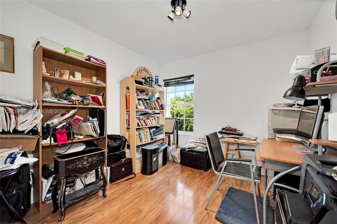 Activo con contrato: $469,999 (4 camas, 2 baños, 2047 Pies cuadrados)