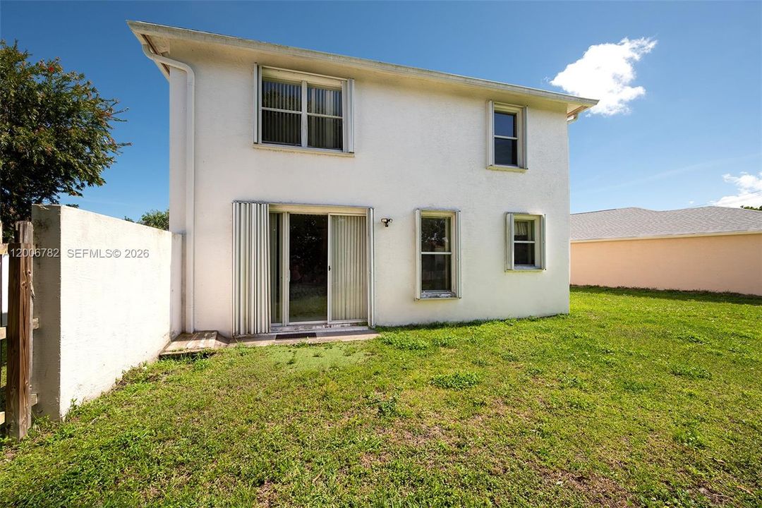 Activo con contrato: $469,999 (4 camas, 2 baños, 2047 Pies cuadrados)