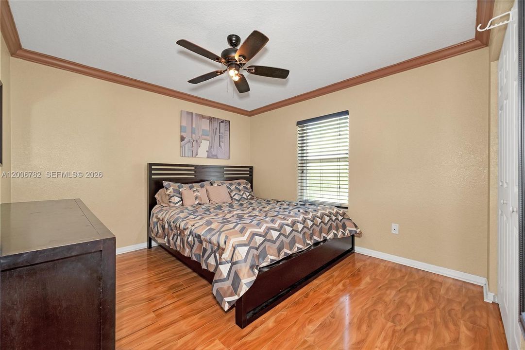 Activo con contrato: $469,999 (4 camas, 2 baños, 2047 Pies cuadrados)
