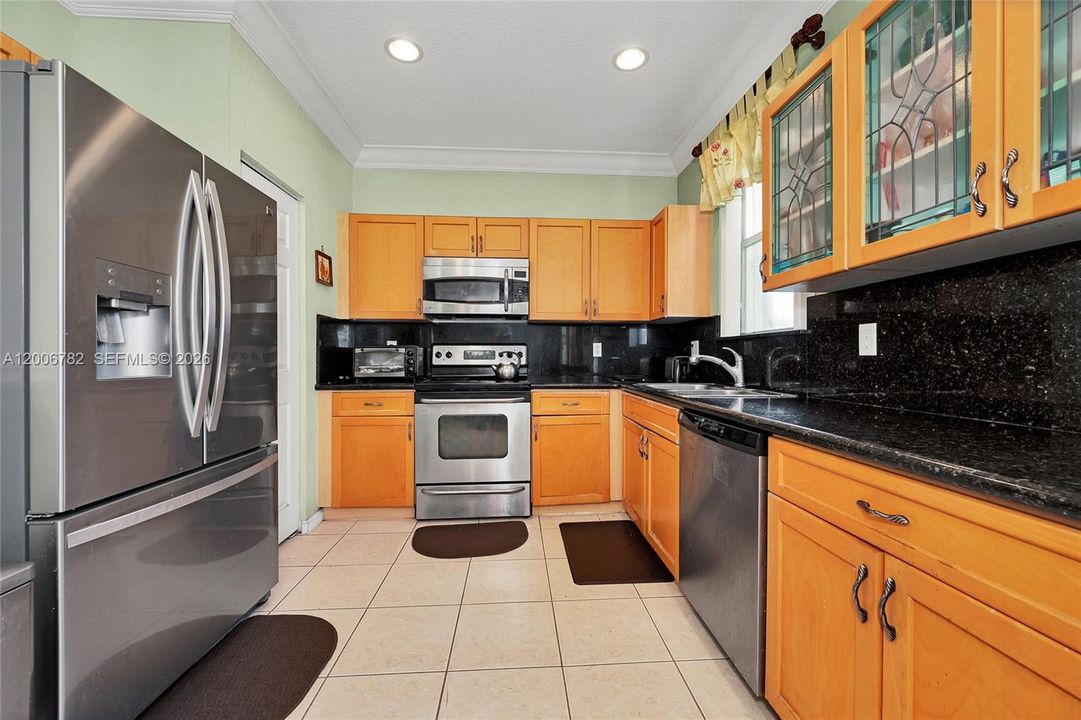 Activo con contrato: $469,999 (4 camas, 2 baños, 2047 Pies cuadrados)
