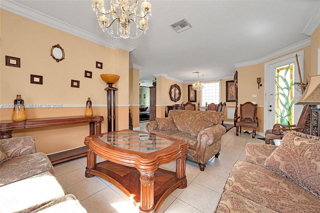 Activo con contrato: $469,999 (4 camas, 2 baños, 2047 Pies cuadrados)