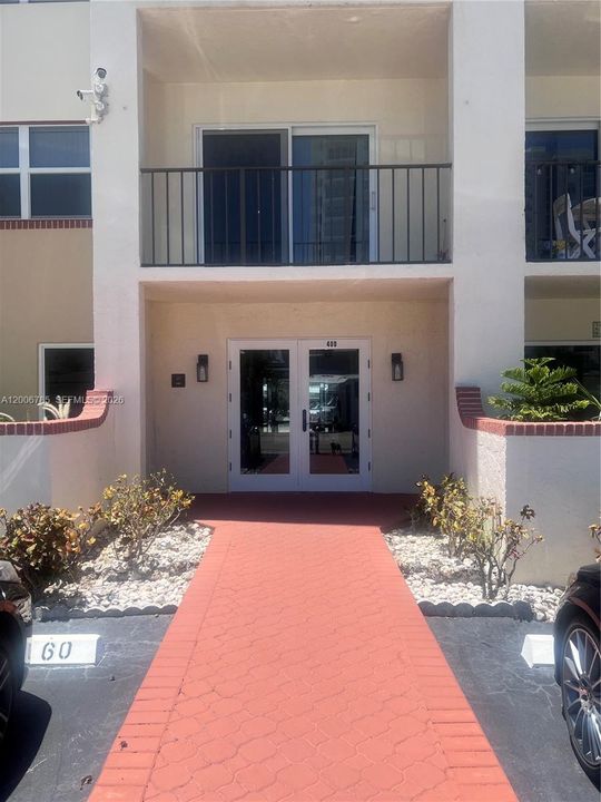 Active With Contract: $244,400 (2 beds, 2 baths, 990 Square Feet)