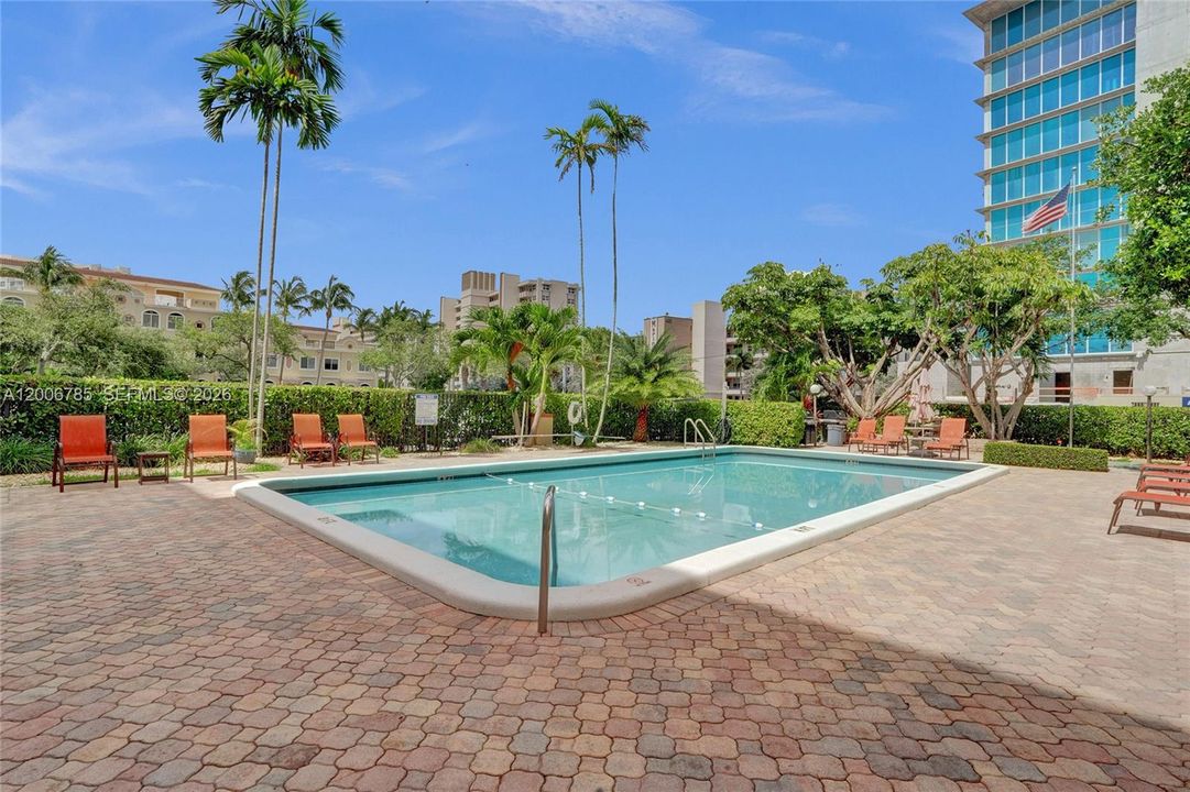 Active With Contract: $244,400 (2 beds, 2 baths, 990 Square Feet)