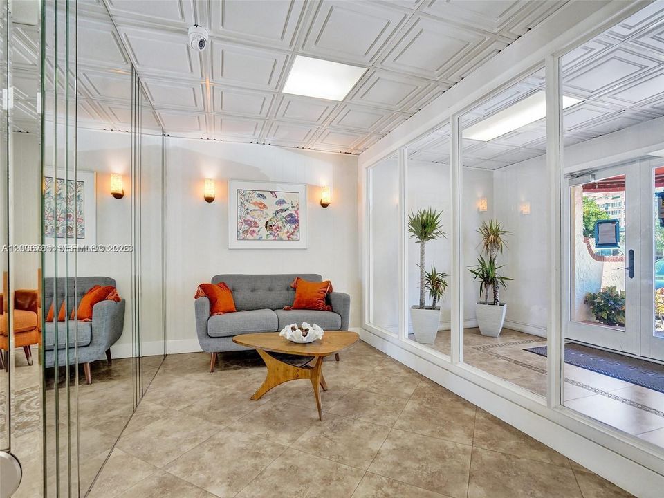 Active With Contract: $244,400 (2 beds, 2 baths, 990 Square Feet)