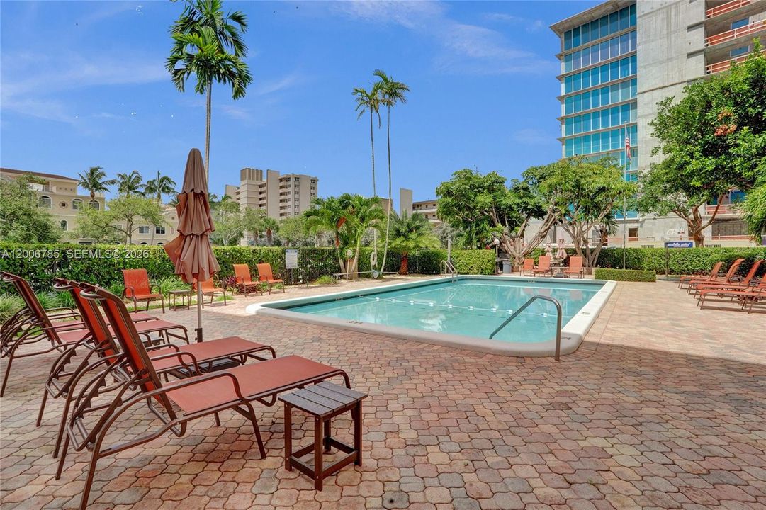Active With Contract: $244,400 (2 beds, 2 baths, 990 Square Feet)