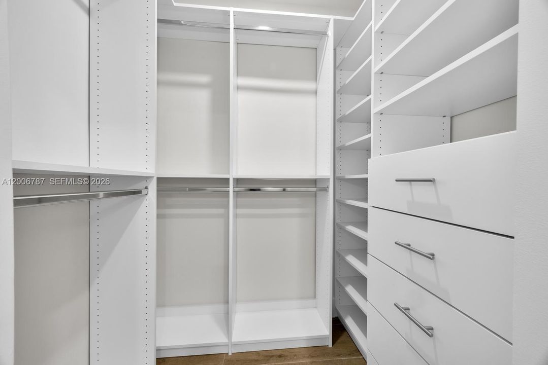 合同活跃: $5,700 (3 贝兹, 2 浴室, 1762 平方英尺)