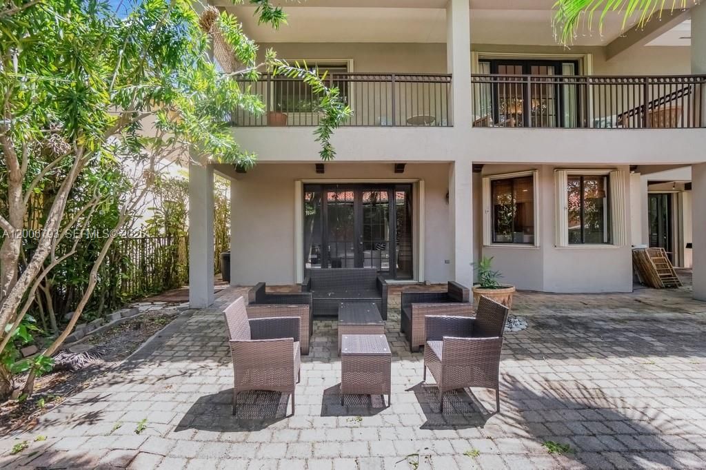 Activo con contrato: $5,595 (5 camas, 4 baños, 3945 Pies cuadrados)