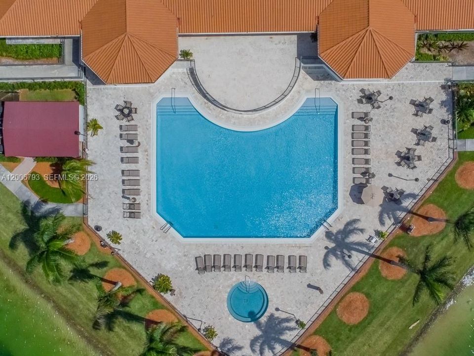 Activo con contrato: $5,595 (5 camas, 4 baños, 3945 Pies cuadrados)