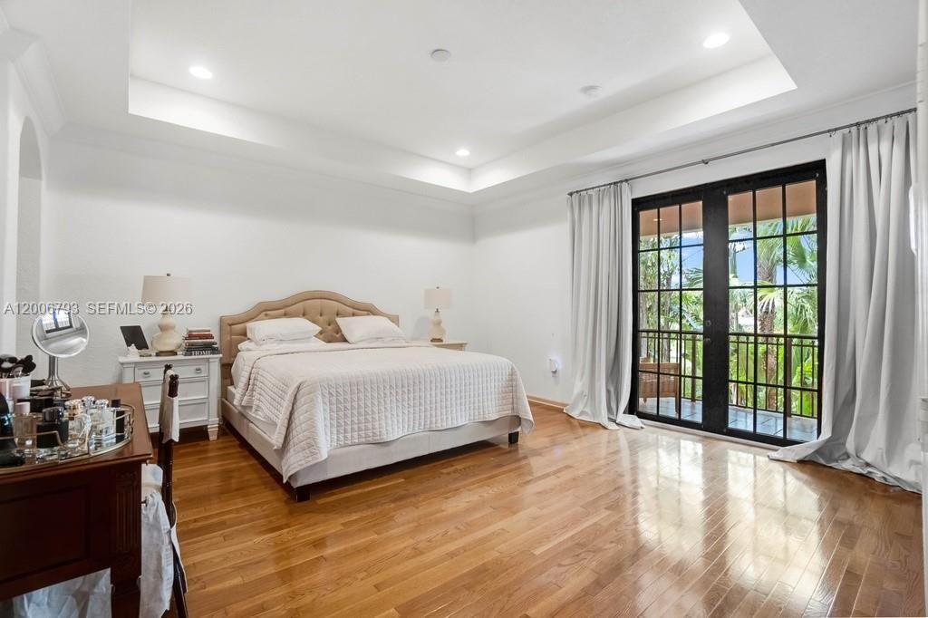 Activo con contrato: $5,595 (5 camas, 4 baños, 3945 Pies cuadrados)