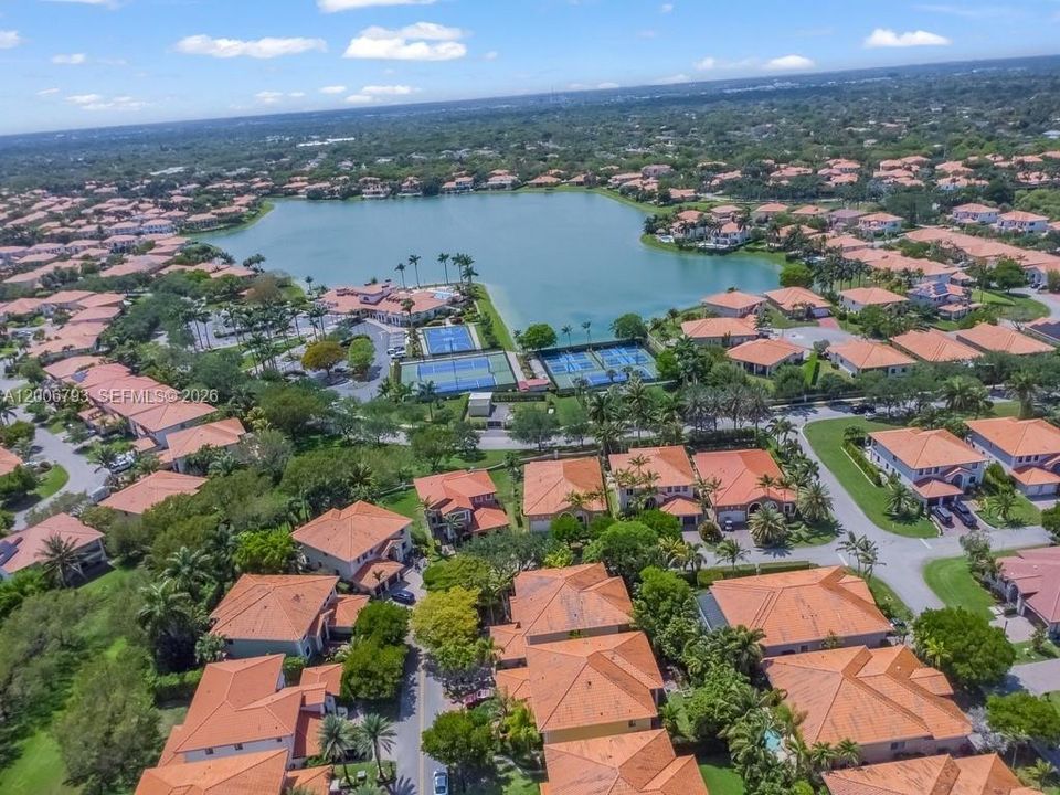Activo con contrato: $5,595 (5 camas, 4 baños, 3945 Pies cuadrados)