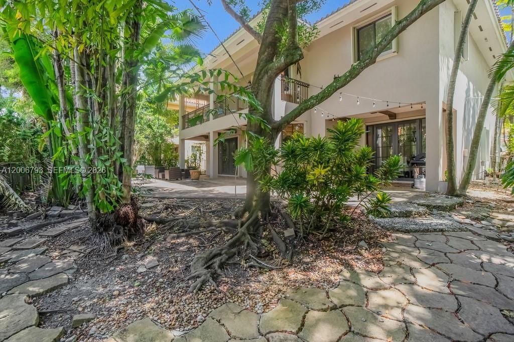 Activo con contrato: $5,595 (5 camas, 4 baños, 3945 Pies cuadrados)