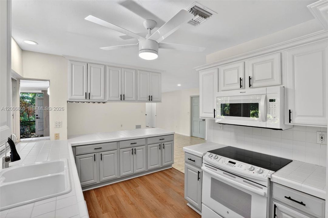 For Sale: $890,000 (3 beds, 2 baths, 1436 Square Feet)