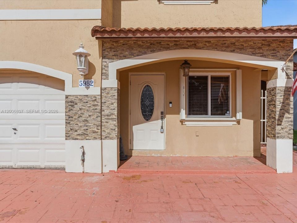 Недавно продано: $499,900 (4 спален, 3 ванн, 1756 Квадратных фут)