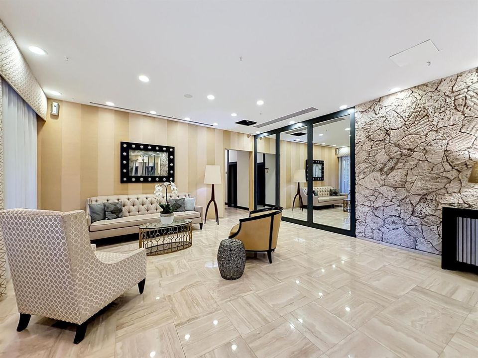 2480 Presidential Way #902-62