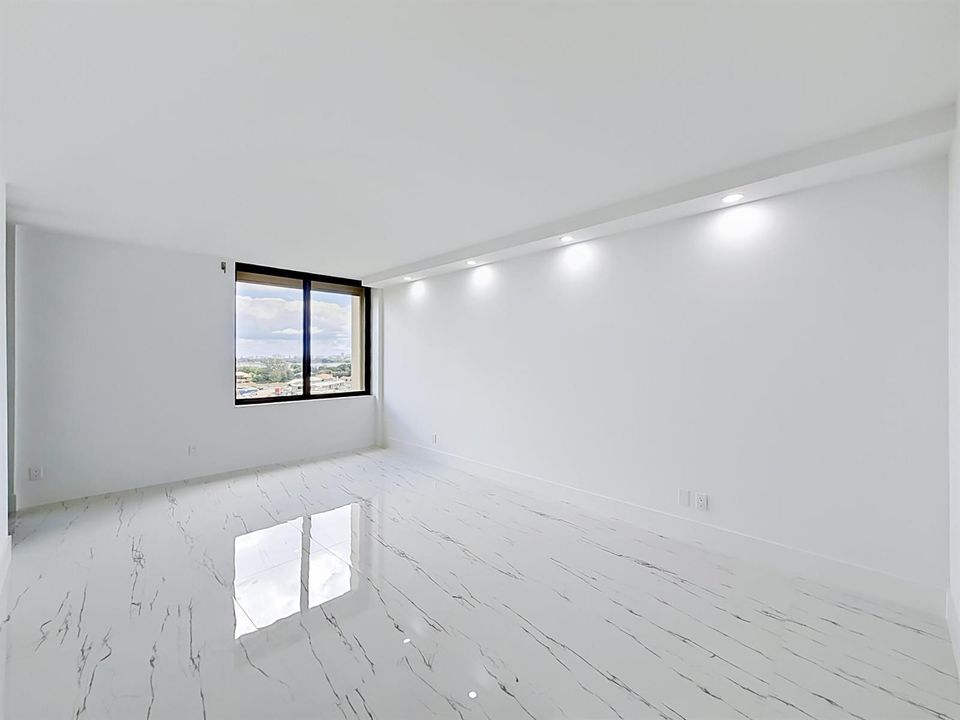2480 Presidential Way #902-44