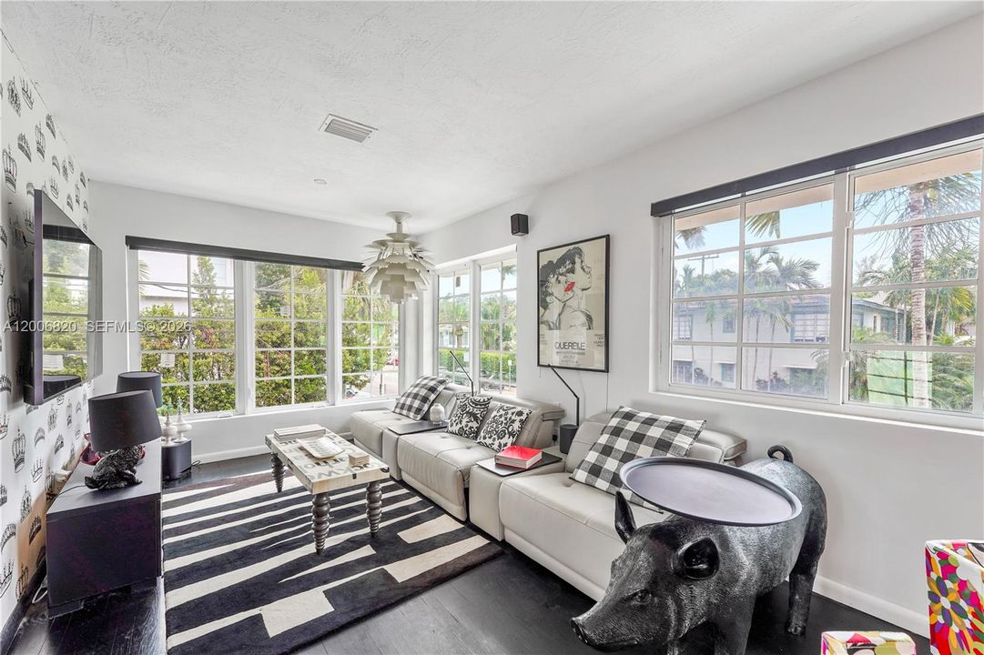 Active With Contract: $350,000 (1 beds, 1 baths, 682 Square Feet)