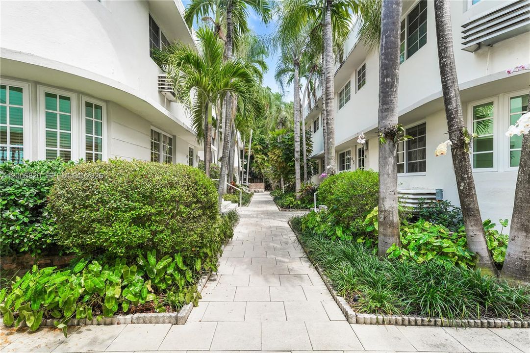 Active With Contract: $350,000 (1 beds, 1 baths, 682 Square Feet)