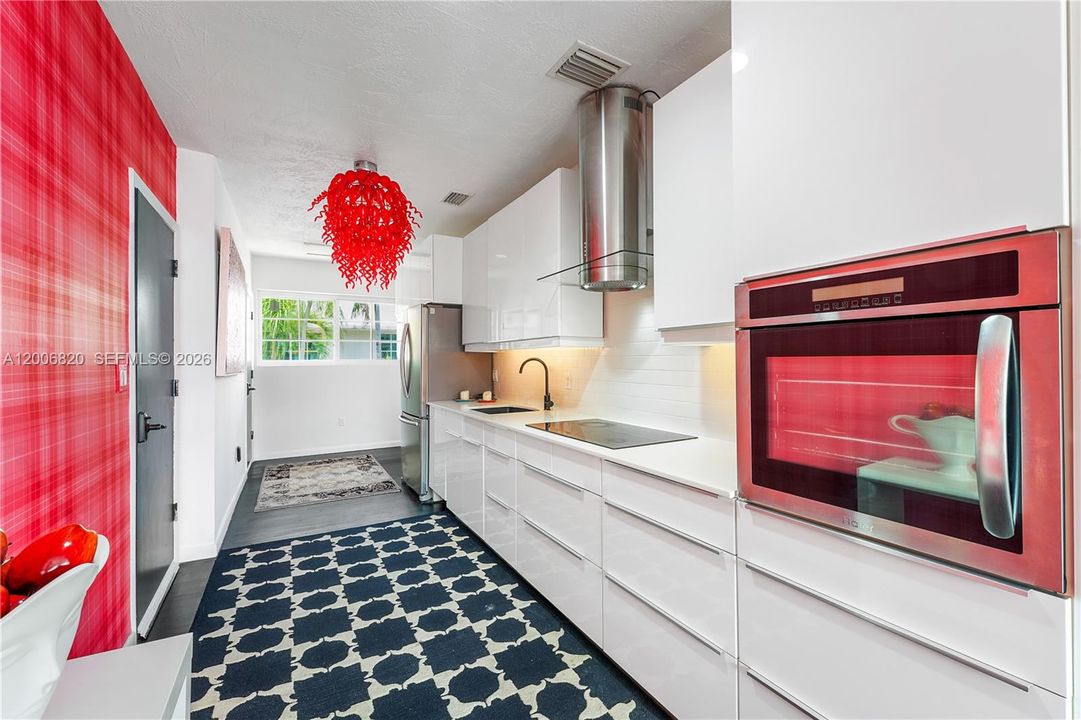 Active With Contract: $350,000 (1 beds, 1 baths, 682 Square Feet)