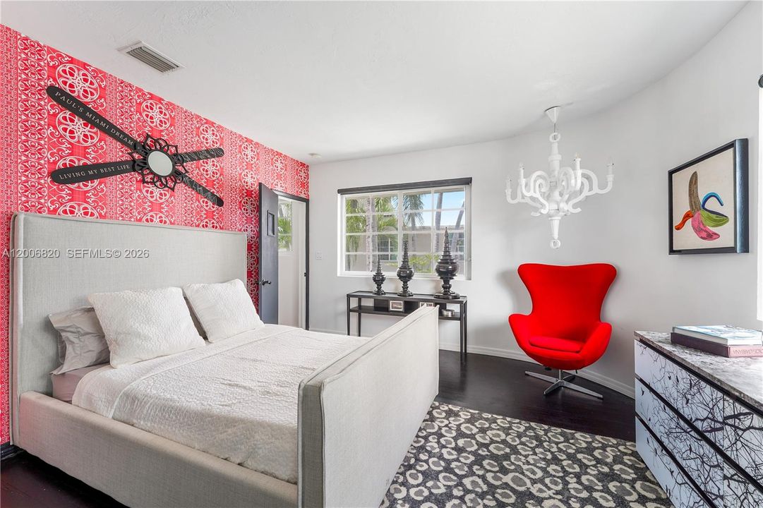 Active With Contract: $350,000 (1 beds, 1 baths, 682 Square Feet)