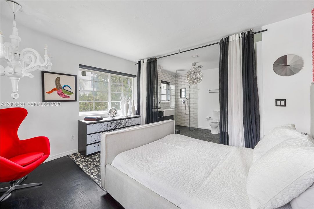 Active With Contract: $350,000 (1 beds, 1 baths, 682 Square Feet)