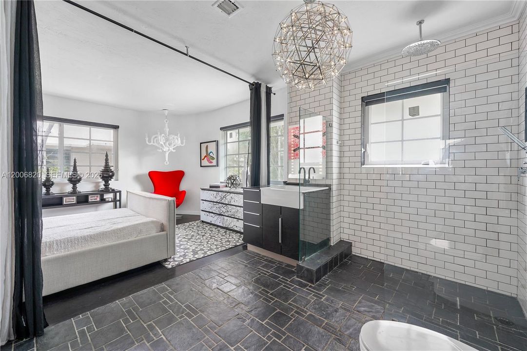 Active With Contract: $350,000 (1 beds, 1 baths, 682 Square Feet)