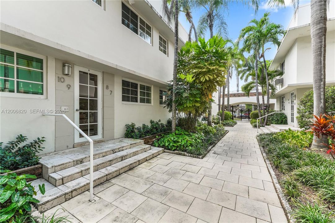 Active With Contract: $350,000 (1 beds, 1 baths, 682 Square Feet)
