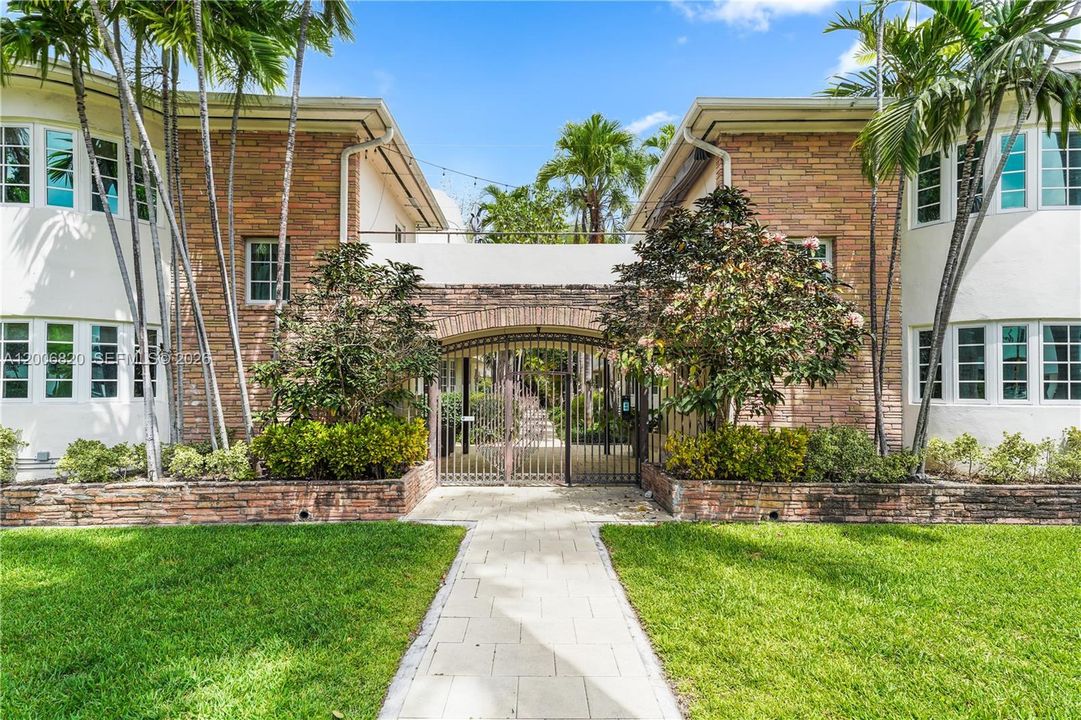 Active With Contract: $350,000 (1 beds, 1 baths, 682 Square Feet)