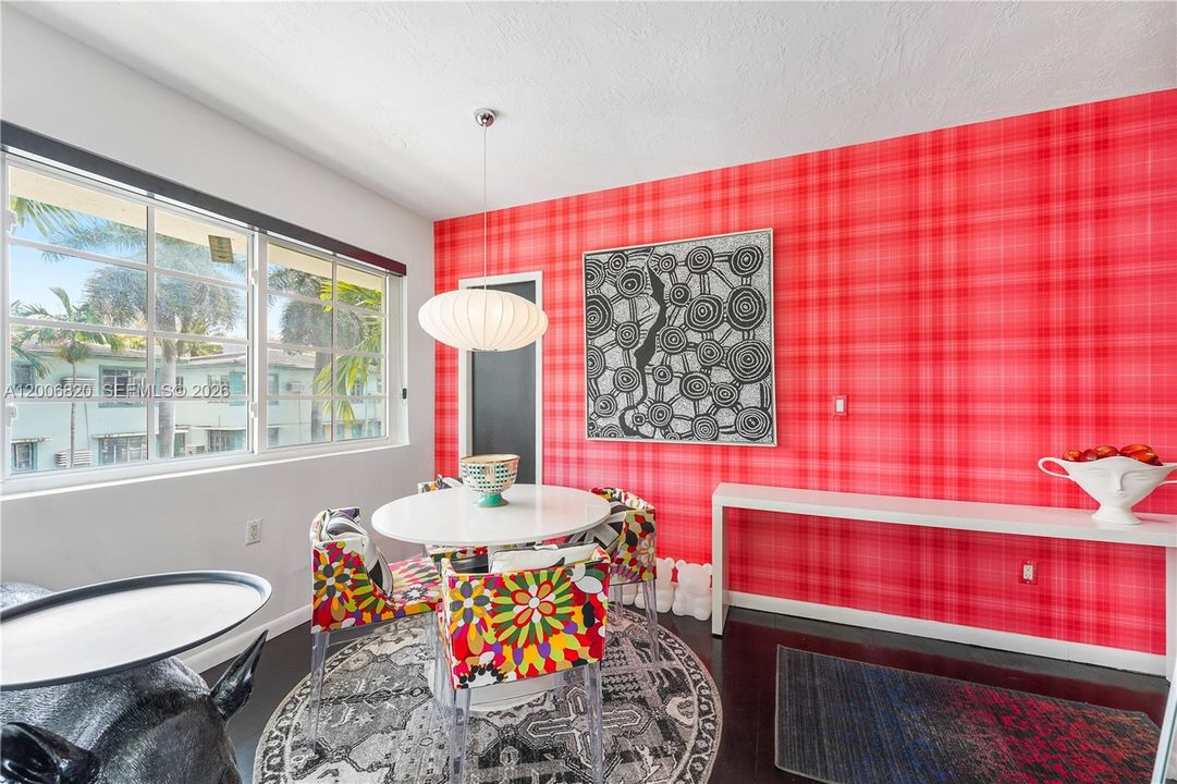 Active With Contract: $350,000 (1 beds, 1 baths, 682 Square Feet)