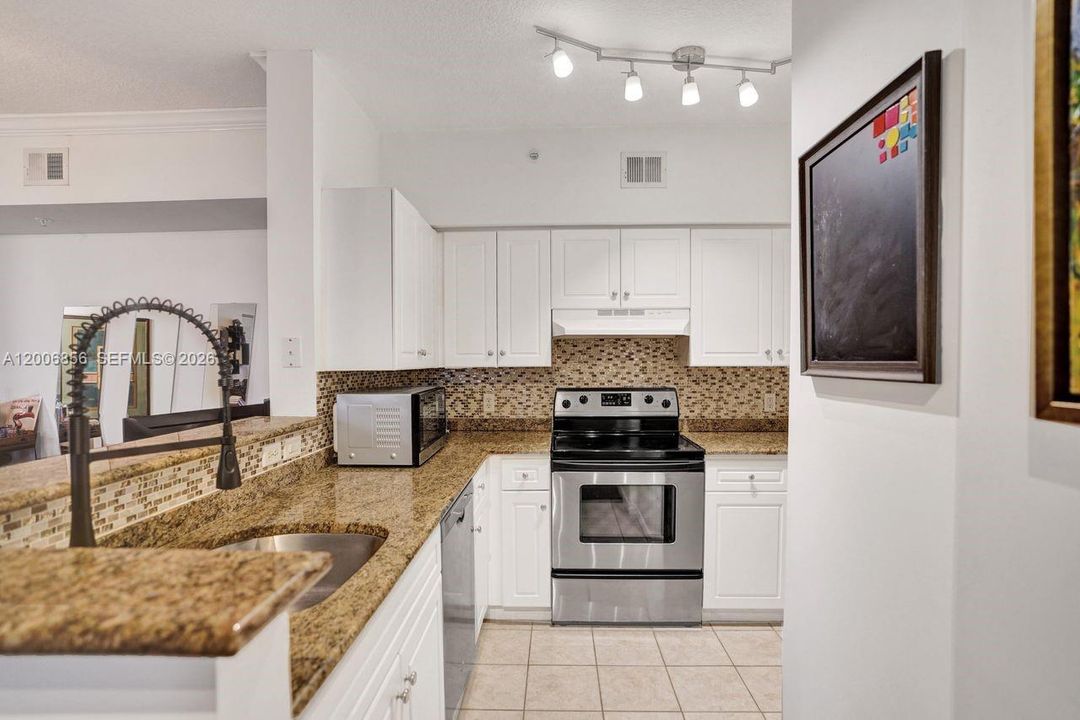 For Rent: $2,850 (2 beds, 2 baths, 1030 Square Feet)