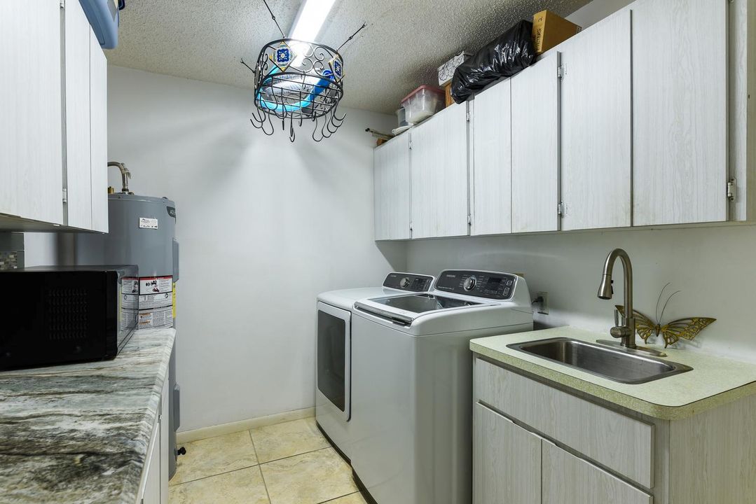 INTERIOR LAUNDRY