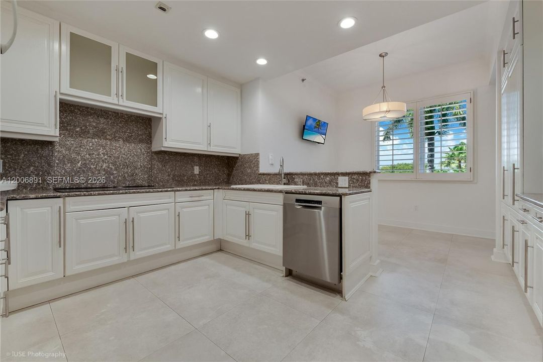 For Sale: $1,399,999 (3 beds, 2 baths, 2750 Square Feet)