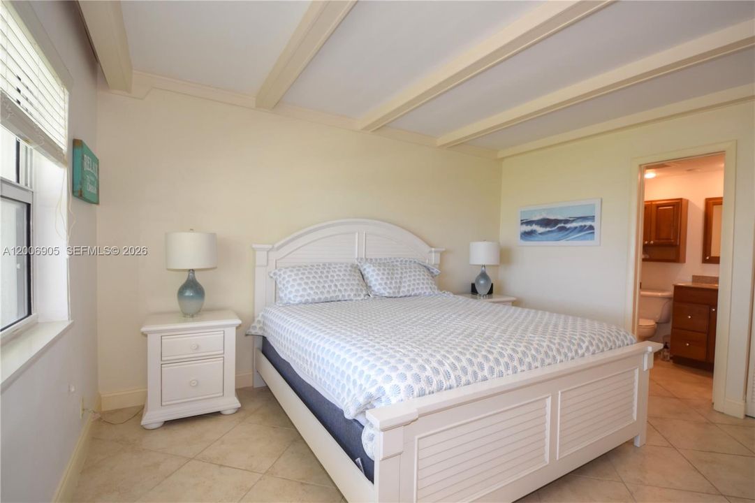 For Sale: $685,000 (2 beds, 2 baths, 1076 Square Feet)