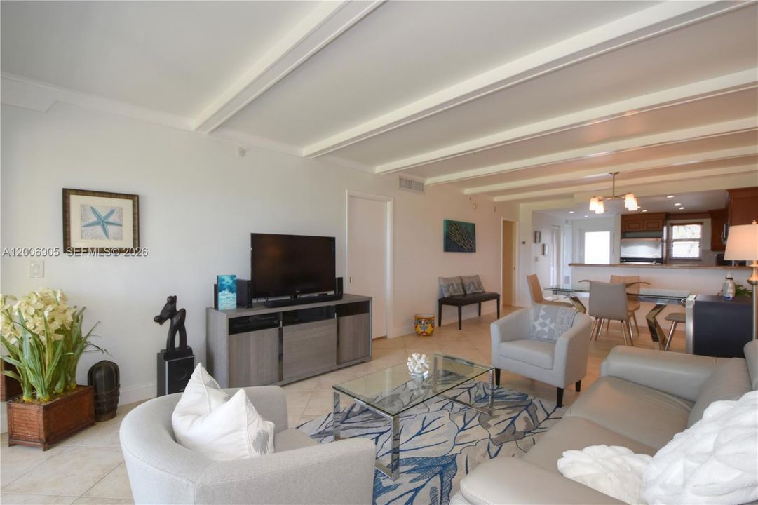 For Sale: $685,000 (2 beds, 2 baths, 1076 Square Feet)