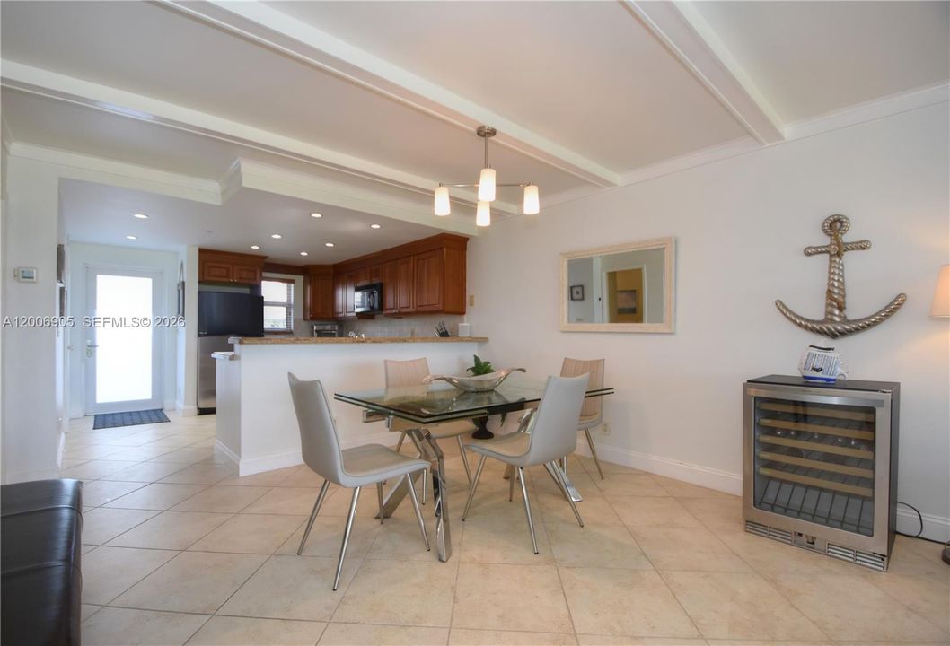 For Sale: $685,000 (2 beds, 2 baths, 1076 Square Feet)