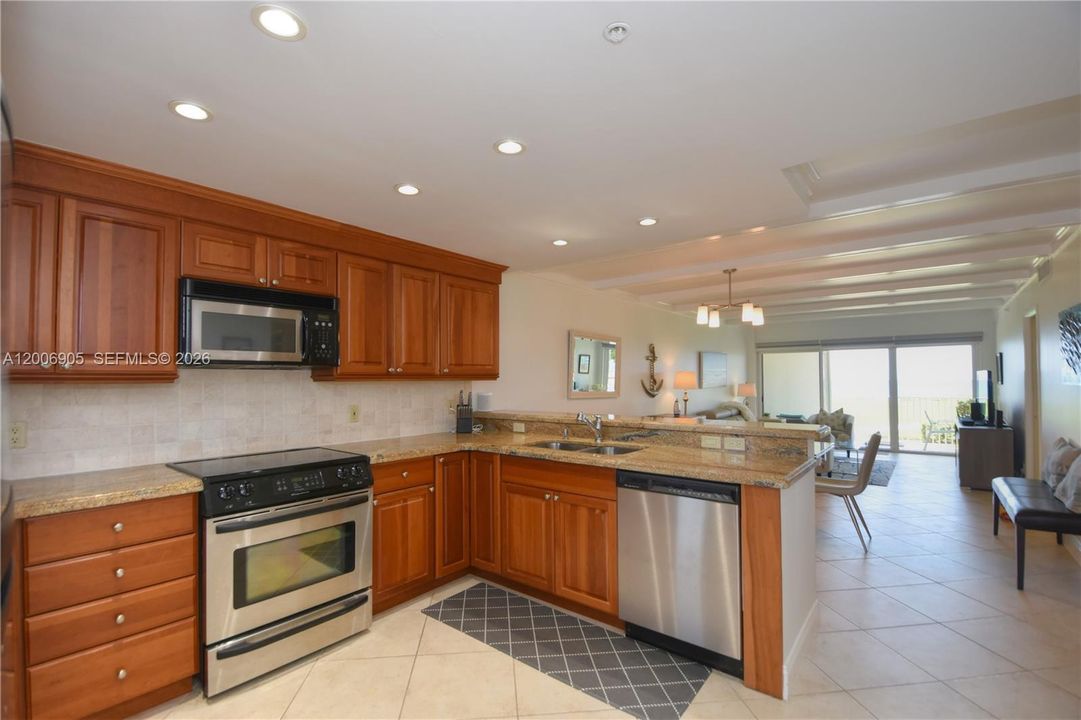 For Sale: $685,000 (2 beds, 2 baths, 1076 Square Feet)